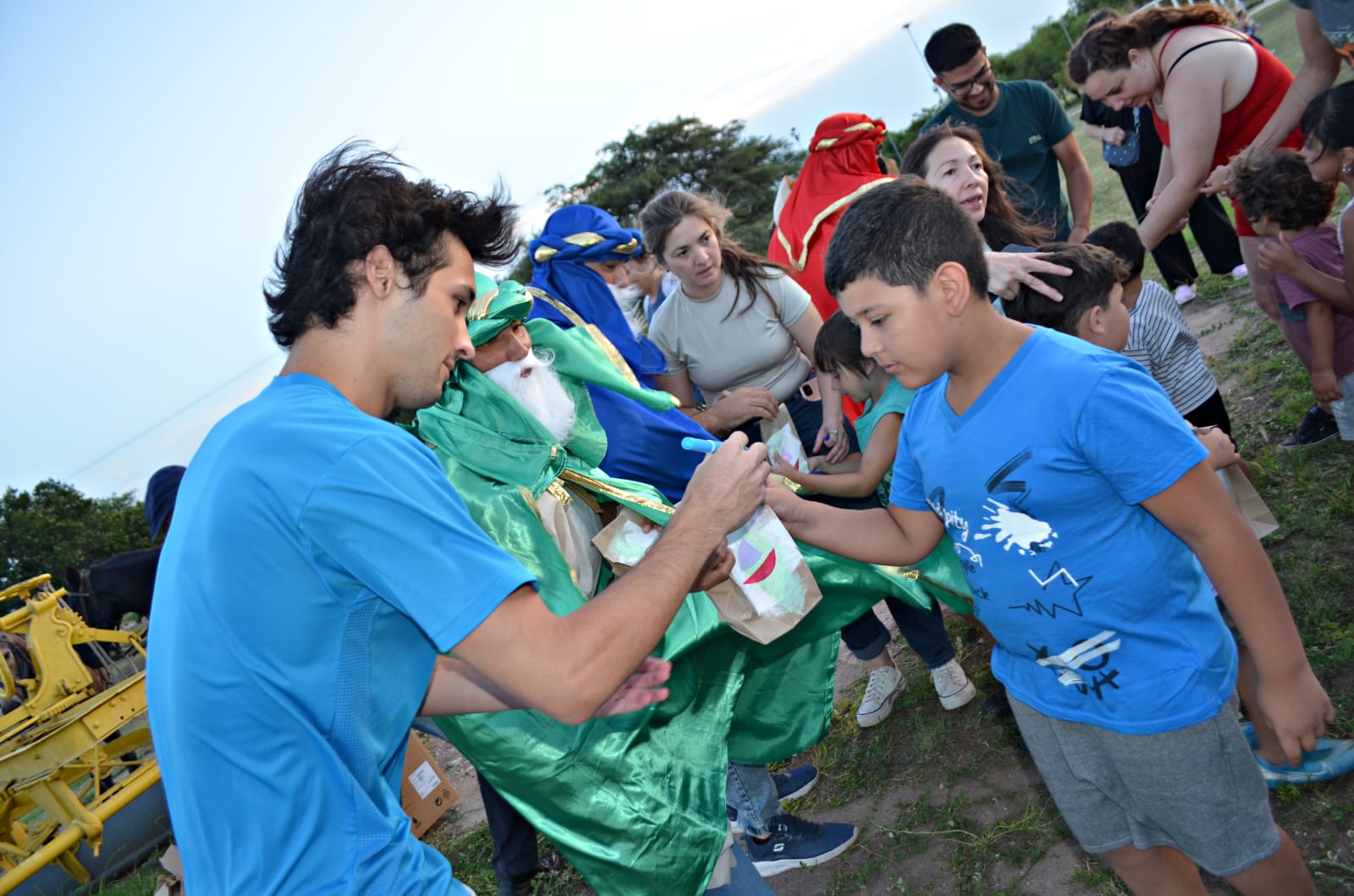 Los reyes magos llegaron a Bouwer y repartieron sorpresas entre los niños