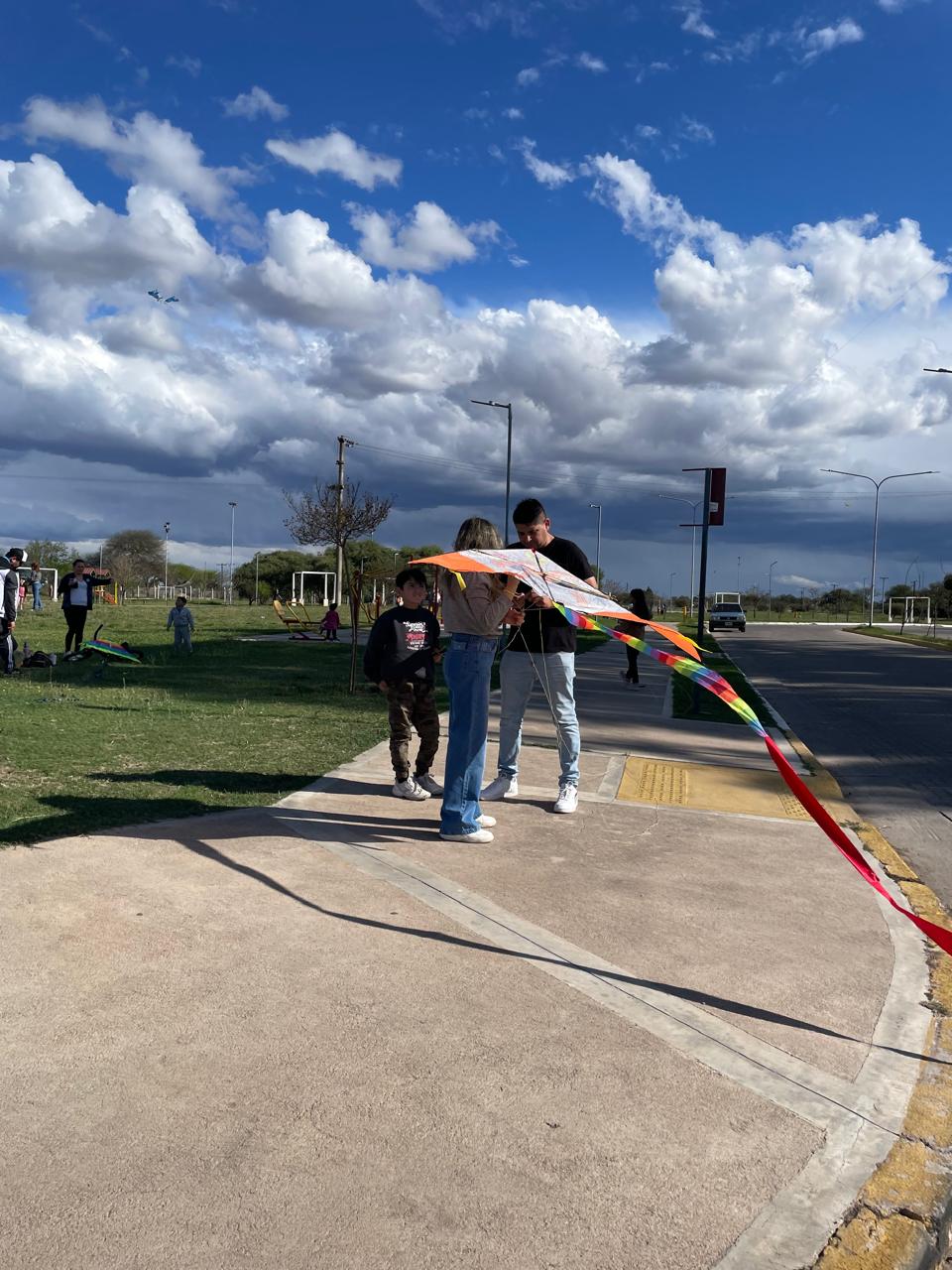 Bouwer festejó la llegada de la primavera con barriletes y artesanías locales